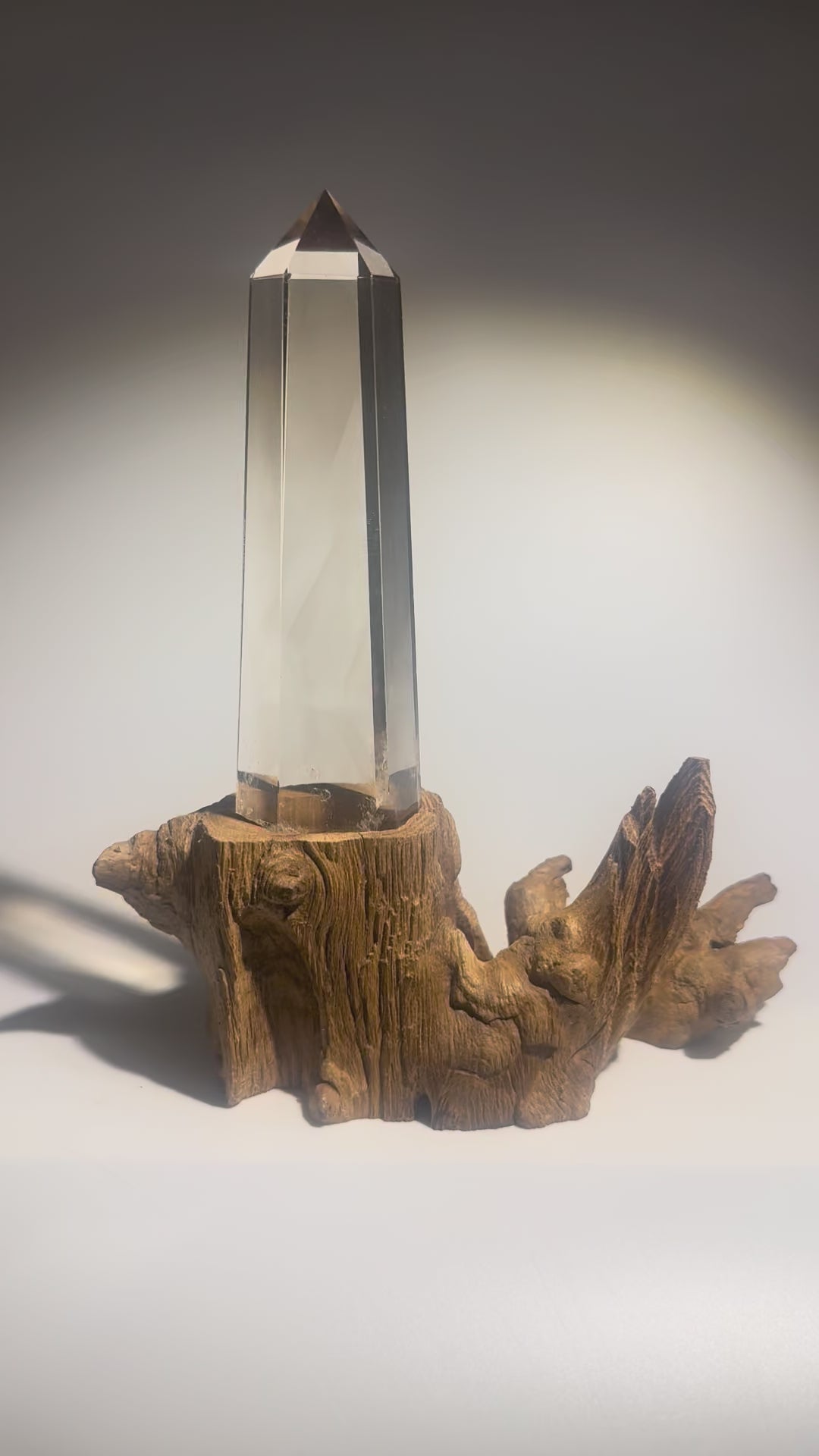 Lemurian Quarzspitze mit Phantom – Premium Kristall auf Holzsockel | Unique Crystals