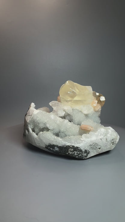 Atemberaubender Chalcedon mit Stilbit und riesigem klaren Kalzit - 16cm, 1.54kg