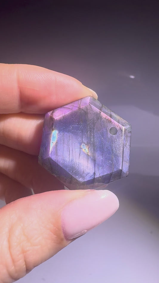 Labradorit Hexagon 3.1 cm – Blau, Lila & Pink Flash