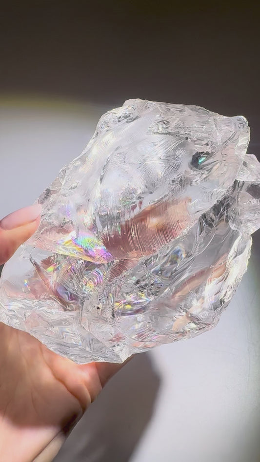 Grosser Azeztulite Kristall 1,66 kg, ultraklar mit mehreren Regenbogen