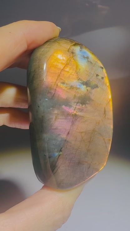 Labradorit Freeform Pink–Gold–Blau | Seltene Farbspiel-Rarität