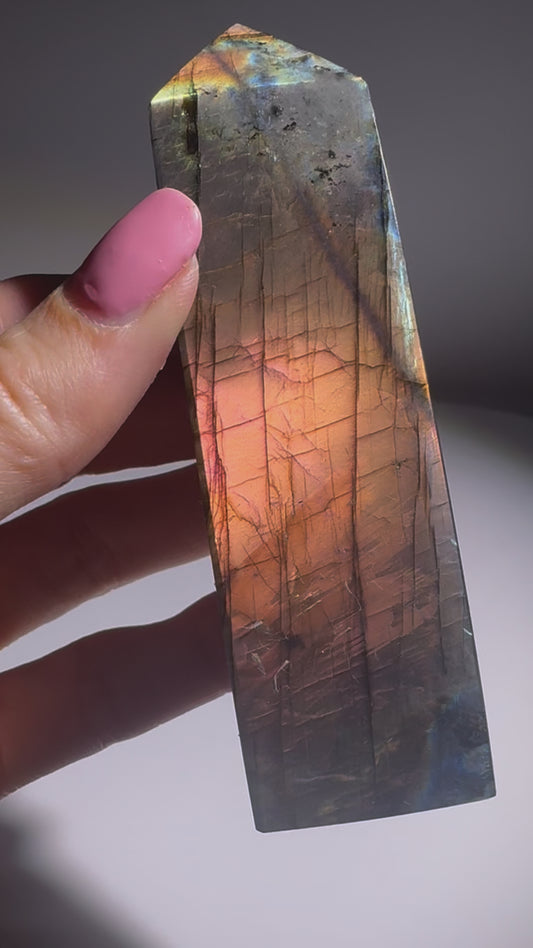 Labradorit Edelstein Spitze – 10,2 cm hoch, 144 g – Mit aussergewöhnlichem pinkem Farbspiel