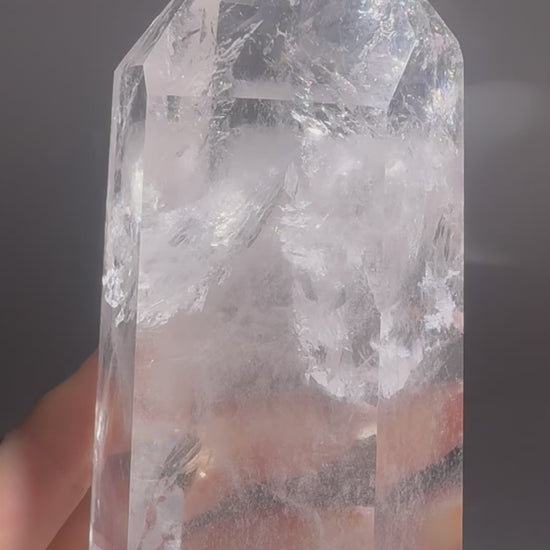 Wunderschöne Bergkristallspitze 12,3 cm, 607 g aus Brasilien. Voller Regenbogen & Einschlüsse – handgeschliffen