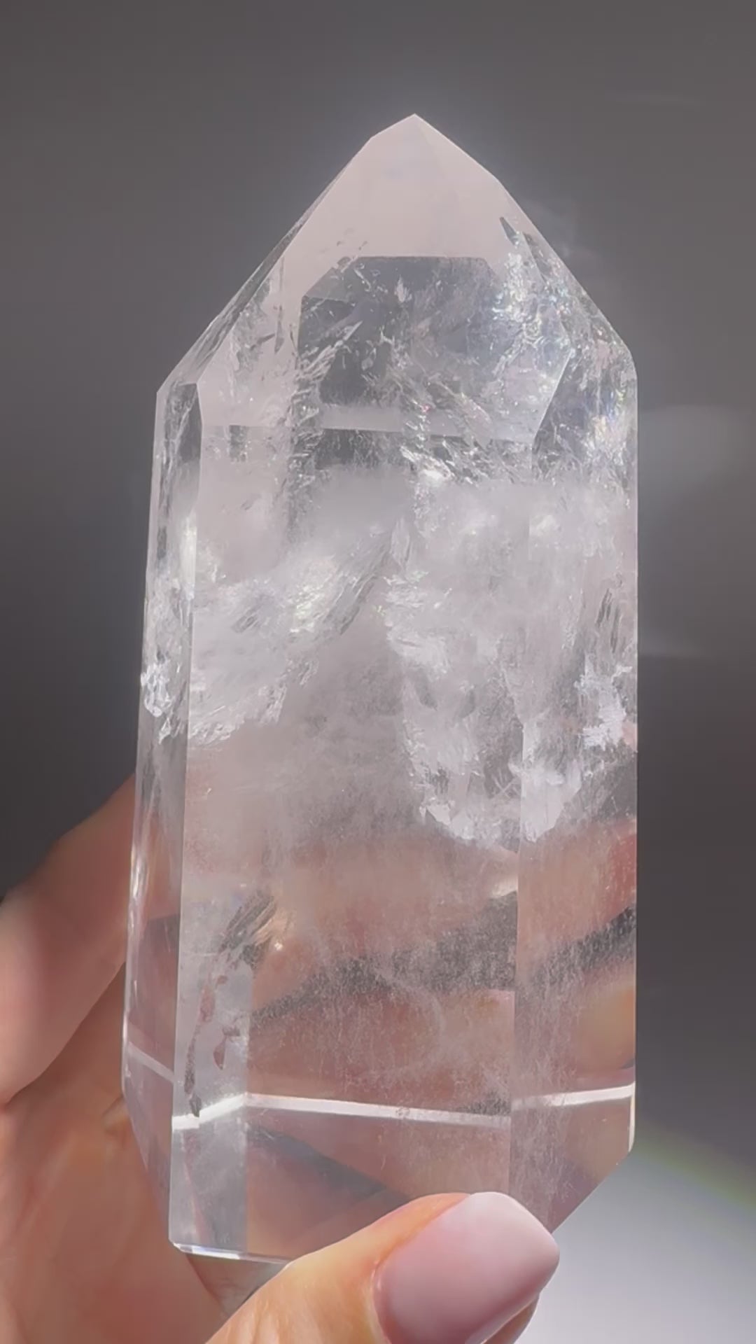 Wunderschöne Bergkristallspitze 12,3 cm, 607 g aus Brasilien. Voller Regenbogen & Einschlüsse – handgeschliffen