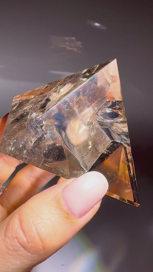 Rauchquarzpyramide extra klar mit Regenbogen aus Brasilien – 6cm