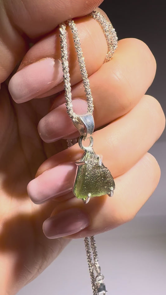 Moldavit Anhänger in 925 Silber – Echter Tektit in intensivem Grün
