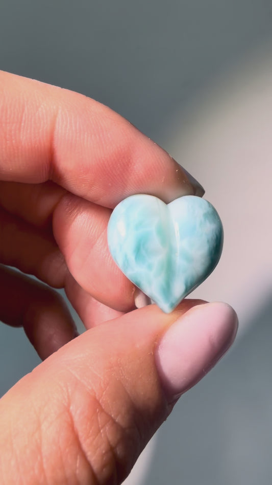 Handgefertigtes Larimar Herz 1,8 cm – sanfte Meeresenergie in Edelsteinform