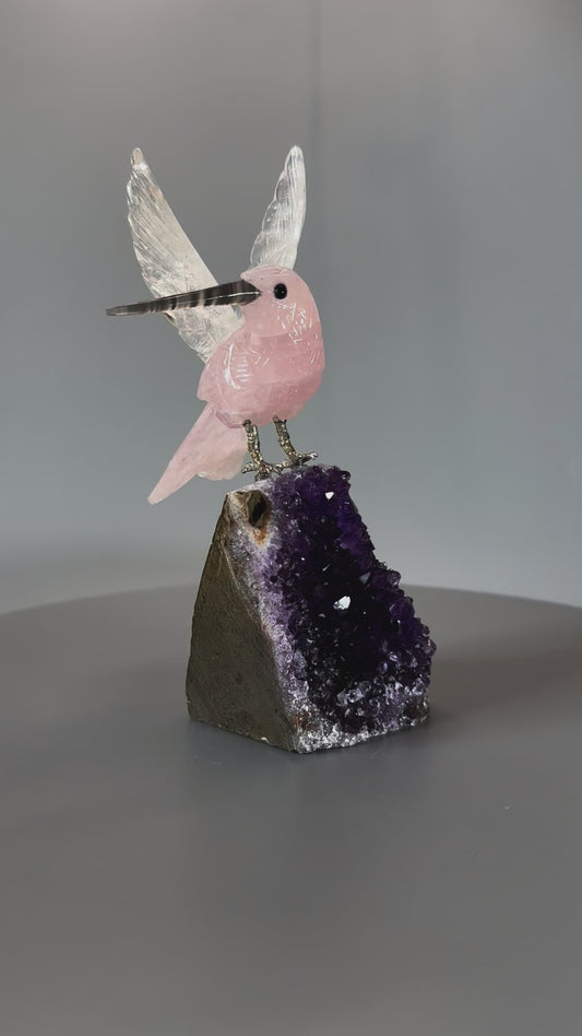 Sculpture de colibri en quartz rose et cristal de roche – réalisée à la main sur améthyste 💎 – 14 cm