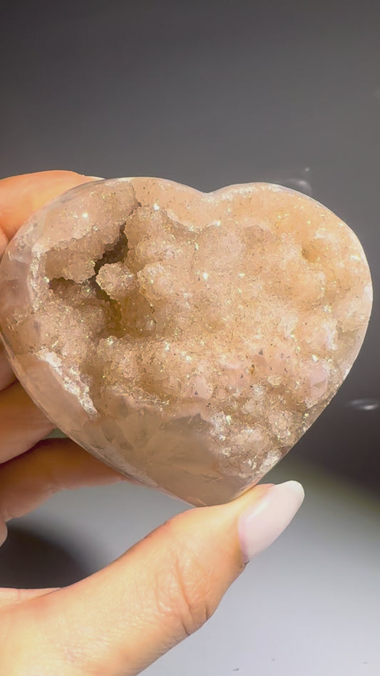 Rainbow Amethyst Herz 7,7 cm – seltene Doppelkristallisation in Lachsrosa