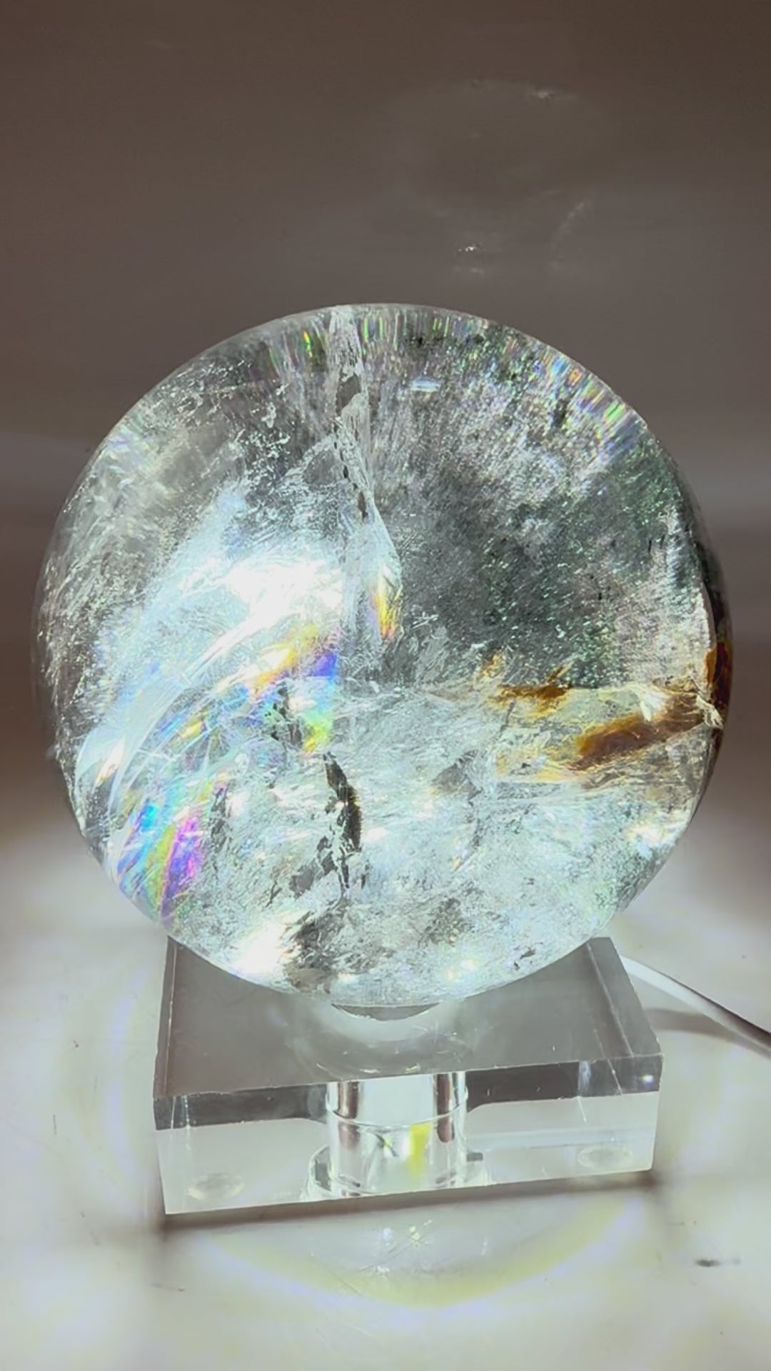 Lodolit Kristallkugel 1,97 kg mit transparenter Struktur und natürlichen Einschlüssen
