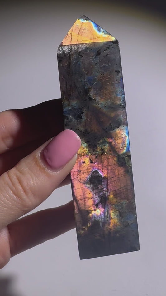 Labradorit Kristallspitze 10,5 cm – 138 g – Mit bezaubernden Regenbogenfarben