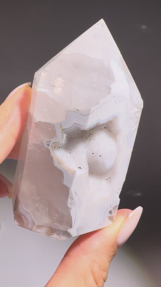 Achat-Spitze 7 cm Weiss-Blau – Brasilien | UNIQUE CRYSTALS