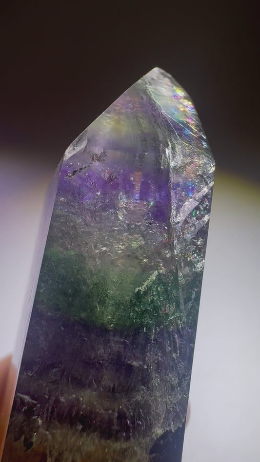 Transparente Fluoritspitze mit Phantomlinien – 5,5 cm, 54 g, 1A-Qualität mit funkelndem Innenleben aus Brasilien