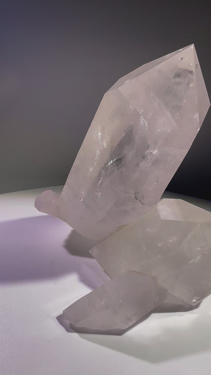 Lemurian Bergkristall-Cluster mit zwei perfekten Spitzen – 13 cm hoch, 14 cm lang, 593 g – Extraklar & unbehandelt aus Brasilien