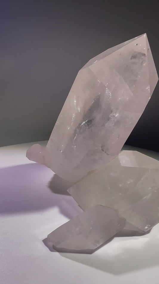 Lemurian Bergkristall-Cluster mit zwei perfekten Spitzen – 13 cm hoch, 14 cm lang, 593 g – Extraklar & unbehandelt aus Brasilien