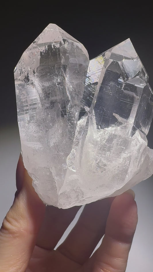 Glasklarer Quarz aus Nepal mit natürlicher Doppelspitzen-Form