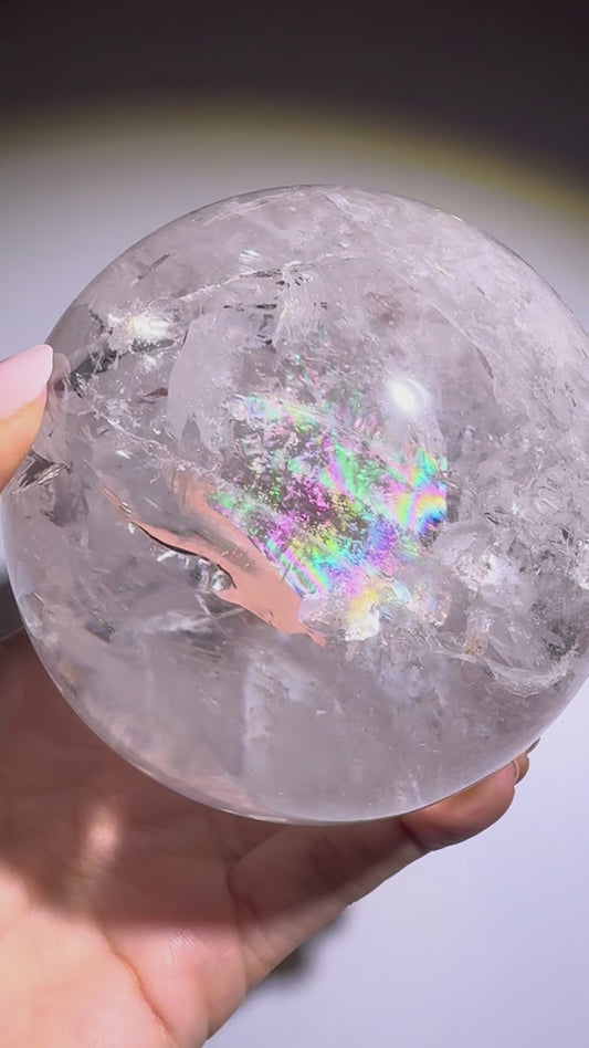 Wunderschöne Bergkristallkugel 9 cm, 1.05 kg  – Handgeschliffen aus Brasilien 🌈✨