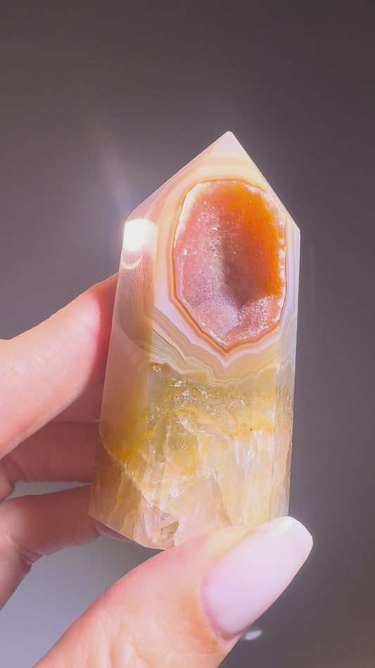Süsse orangebraune Achat-Spitze aus Brasilien 6.7cm