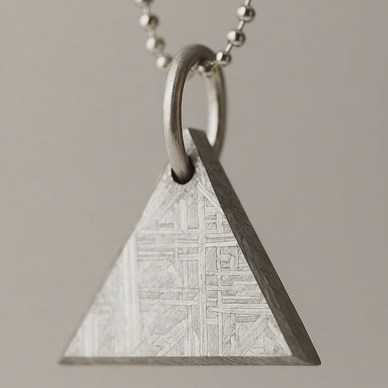 Meteoriten-Dreieck aus Muonionalusta – 4,5 Milliarden Jahre alt