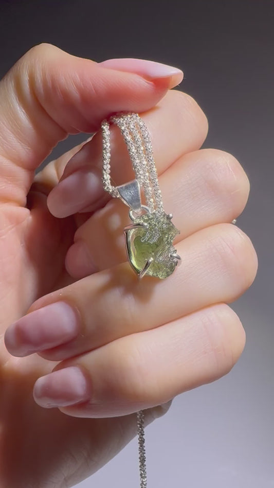 Moldavit Anhänger in 925 Silber – echtes Tektit, intensiv grün & selten