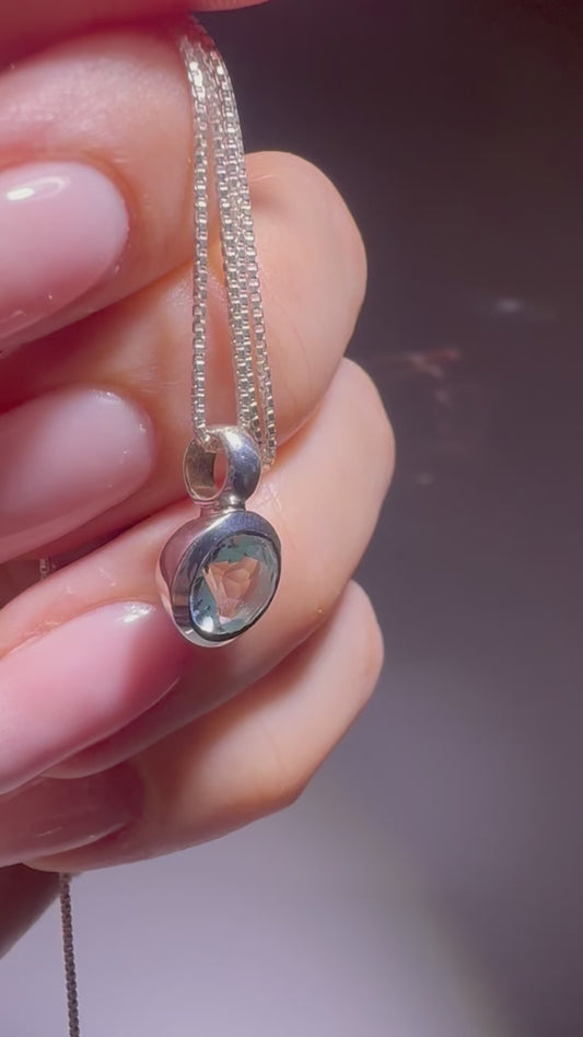 Facettierter Blau-Topas Anhänger in 925 Silber – Edelstein Eleganz