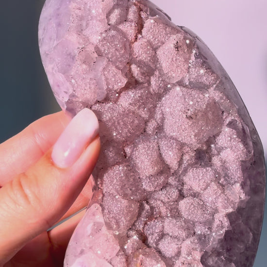Einzigartige Amethyst Freiform mit funkelnden Quarzkristallen und natürlicher Doppelkristallisation