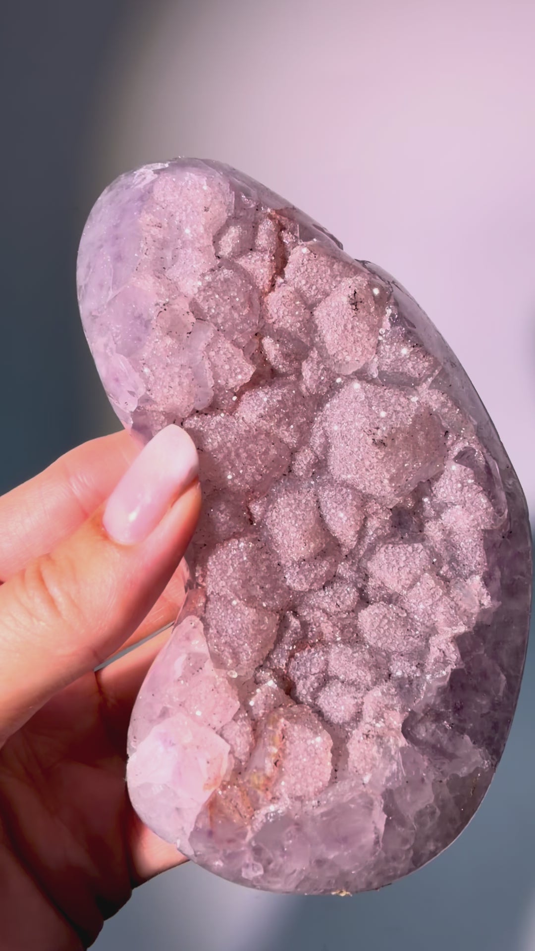 Einzigartige Amethyst Freiform mit funkelnden Quarzkristallen und natürlicher Doppelkristallisation