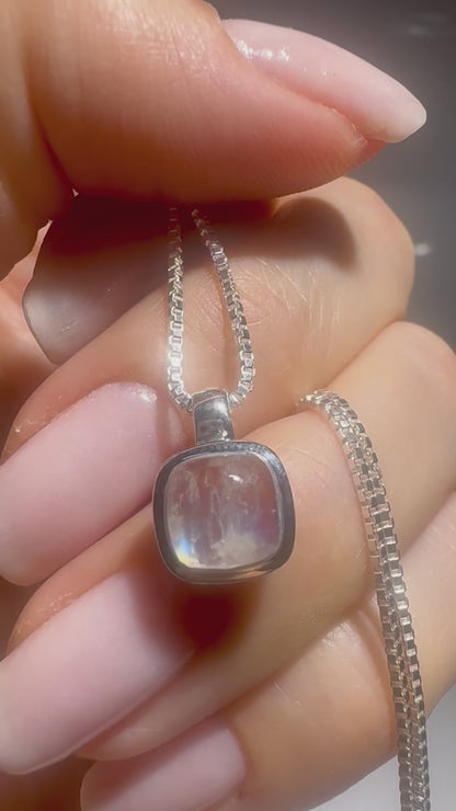 Süsser Rainbow Mondstein Anhänger – Handgemacht in 925 Silber 💫