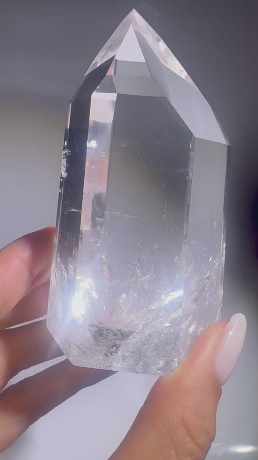 Exklusive sehr transparente Bergkristallspitze / Lemurian mit Regenbogen - 9cm, 284g