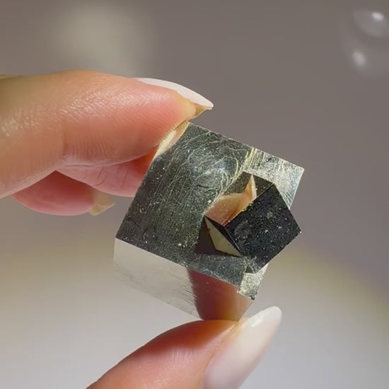 Pyrit Kubus 2.1 × 1.8 cm aus Navajún Spanien | UNIQUE CRYSTALS