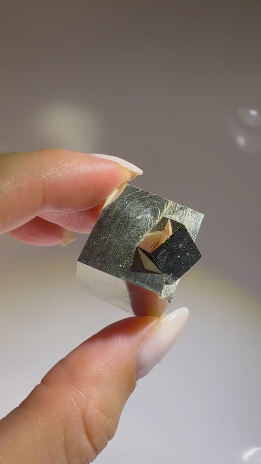 Pyrit Kubus 2.1 × 1.8 cm aus Navajún Spanien | UNIQUE CRYSTALS
