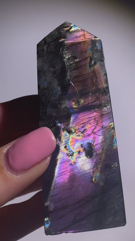 Labradorit Kristallspitze 8,5 cm – 106 g – Mit leuchtendem Regenbogenschimmer