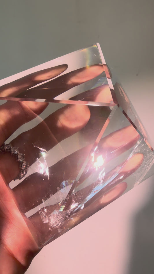 Lemurian Bergkristall-Pyramide XXL – ultra klar mit grossem Regenbogen