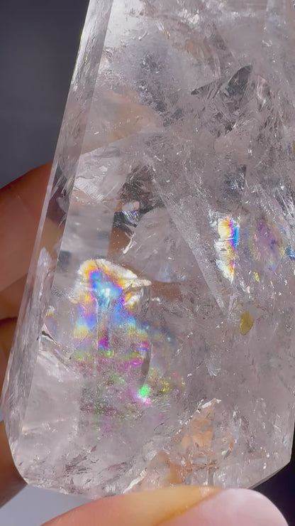 Bergkristall 10.5 cm – Regenbogen & Einschlüsse · Brasilien