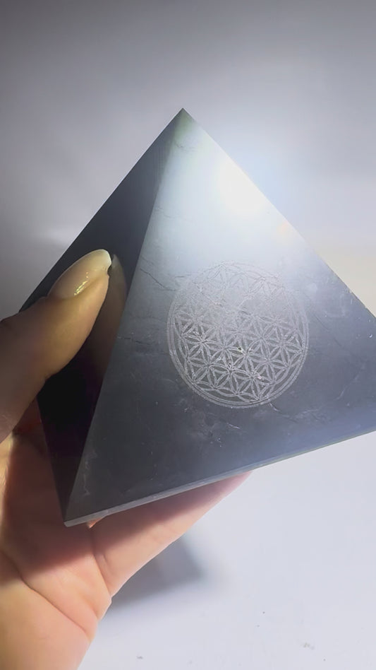 Schungit-Pyramide mit Blume des Lebens – Energie, Schutz & Harmonie