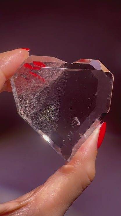 Facettiertes Bergkristallherz aus Brasilien – kristallklar, 5,6 cm, Museumqualität