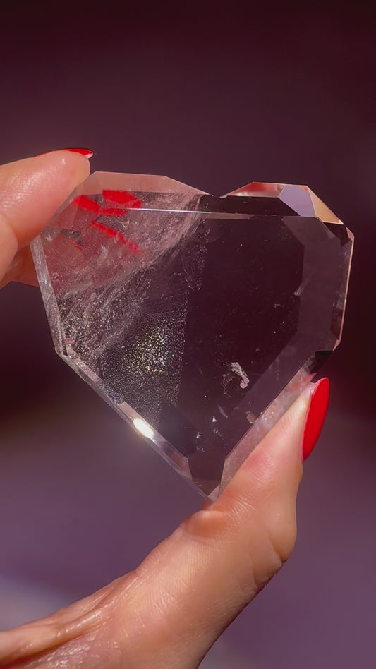 Facettiertes Bergkristallherz aus Brasilien – kristallklar, 5,6 cm, Museumqualität