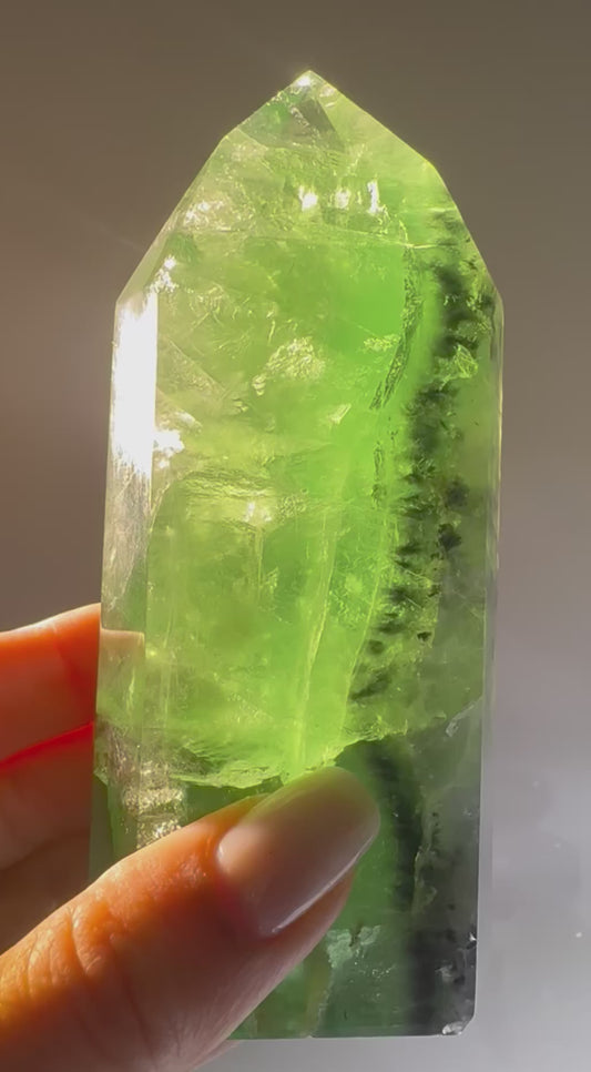 Grüner Fluorit mit Regenbogen 386 g kaufen – Klarer Edelstein