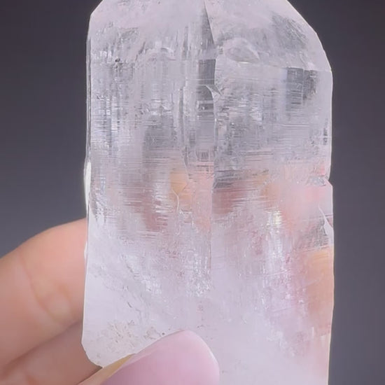 Hochgebirgs-Quarz 9 cm – Gletscherreine Kristallspitze mit Lemurien-Linien
