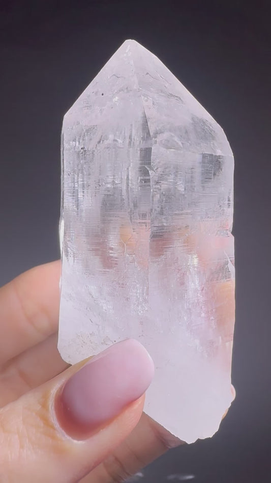 Hochgebirgs-Quarz 9 cm – Gletscherreine Kristallspitze mit Lemurien-Linien
