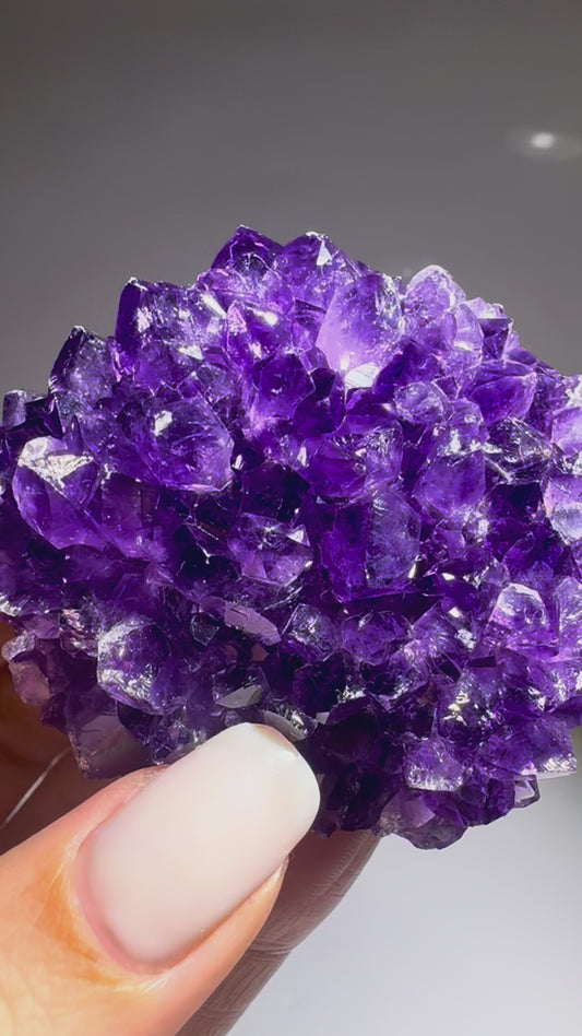 Bezaubernde Amethystblüten 6.3  cm – Tiefviolette Kristallwunder