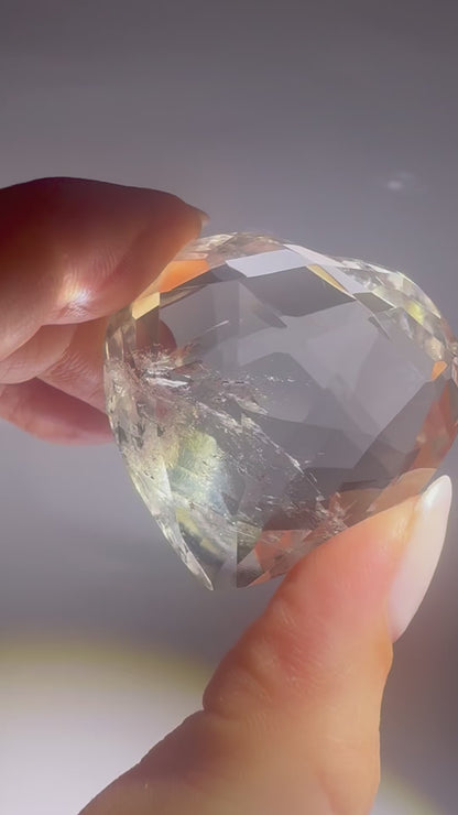 Facettiertes Lemurian-Herz 3,9 cm | Extra klare Bergkristall-Qualität