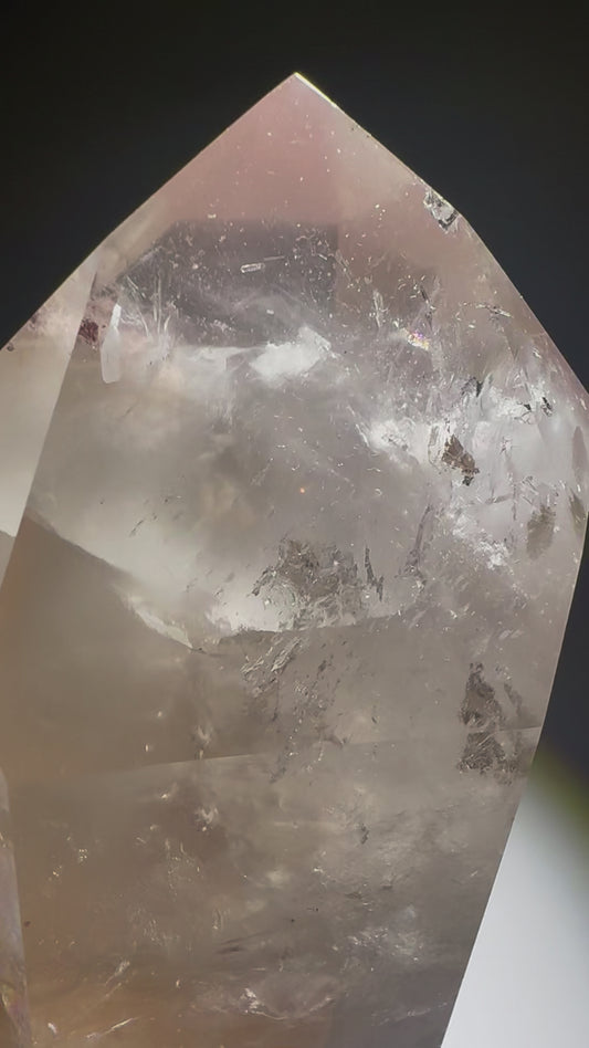 Pink Lithium Kristall aus Brasilien – 11 cm, 835 g, mit rosa Einschlüssen & Phantomen