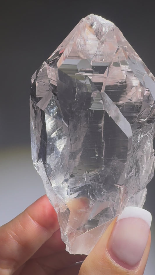 Himalaya-Quarz – glasklare Spitze mit einzigartiger Struktur Grösse: 8,3 cm