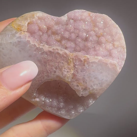 Süsses Rosa Rainbow-Amethyst Herz – 7 cm · 135 g · Extrem seltene Doppelkristallisation