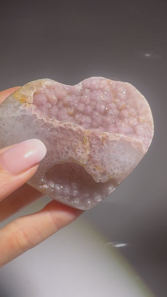 Süsses Rosa Rainbow-Amethyst Herz – 7 cm · 135 g · Extrem seltene Doppelkristallisation