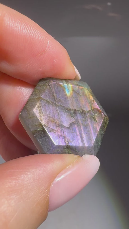 Labradorit Hexagon – Präzise geschliffener Edelstein mit magischem Schimmer