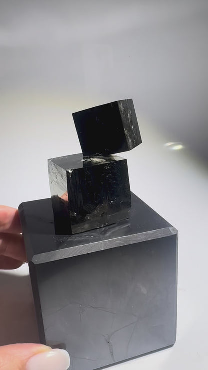 Pyrit Edelstein – Zwei ineinander verschachtelte Kugeln aus Navajun