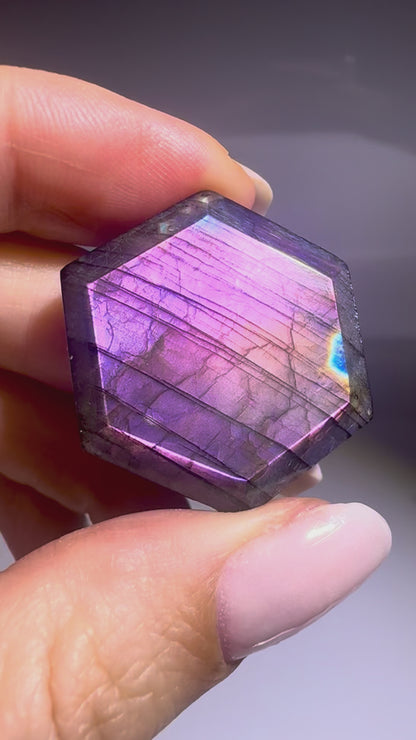 Labradorit Hexagon 3 cm – Lila & Pink Flash | Handgeschliffen