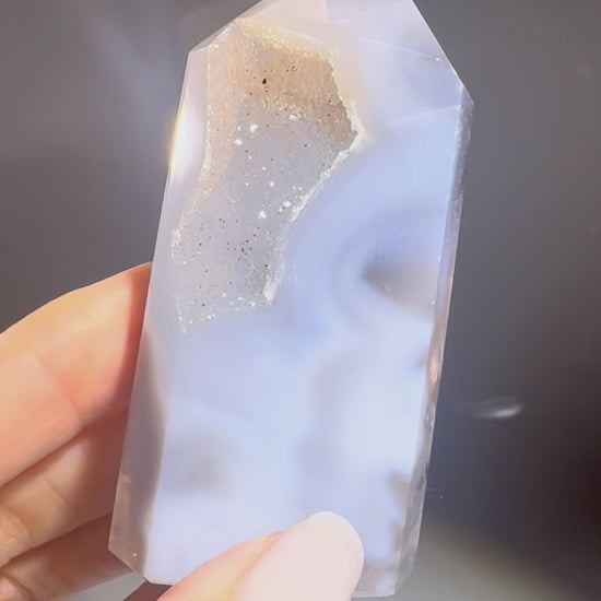 Achatspitze 7.5 cm  mit funkelnden Kristallen & Transparenz